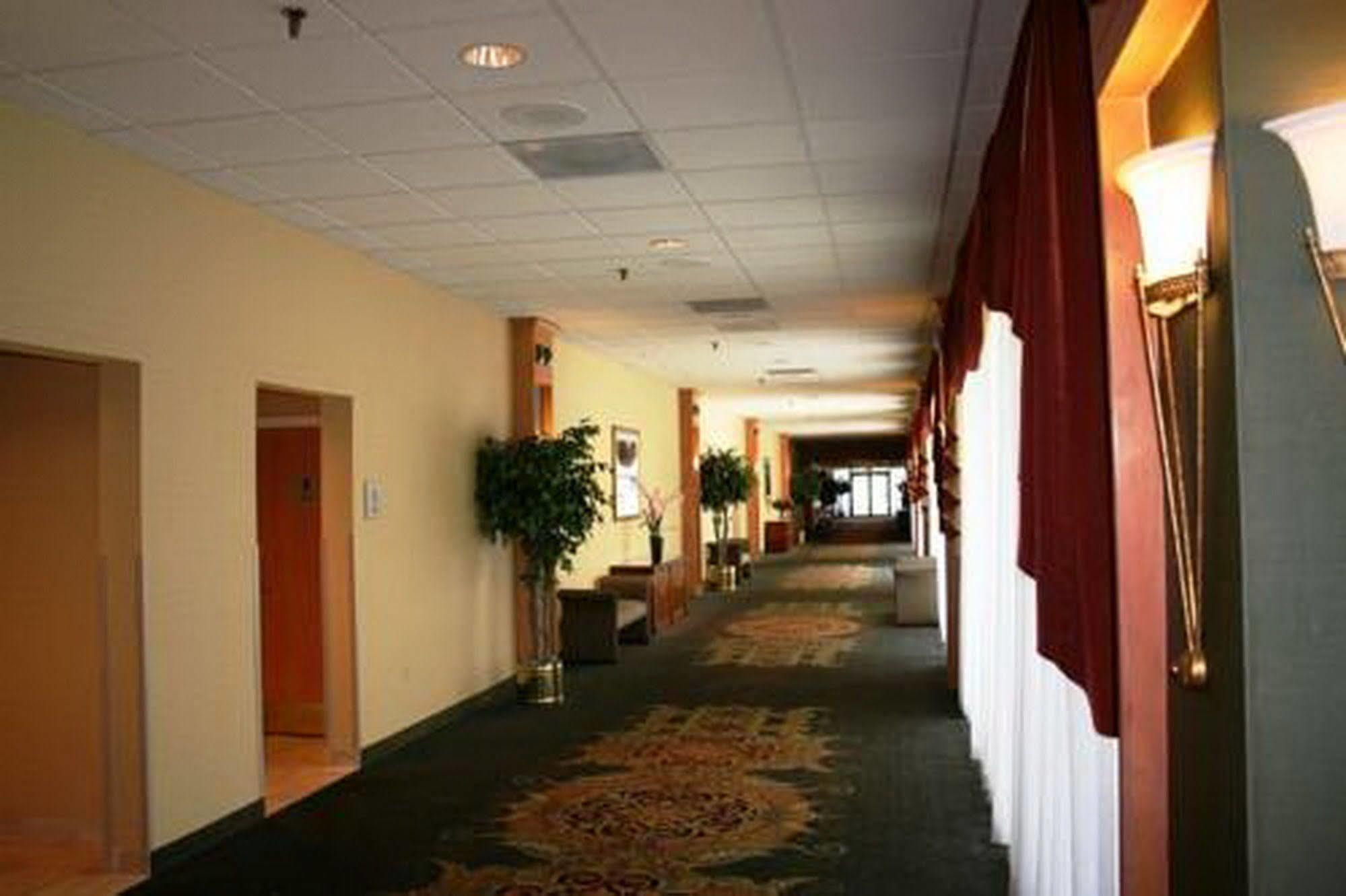 Magnuson Grand & Conference Center Somerset-Bridgewater מראה חיצוני תמונה